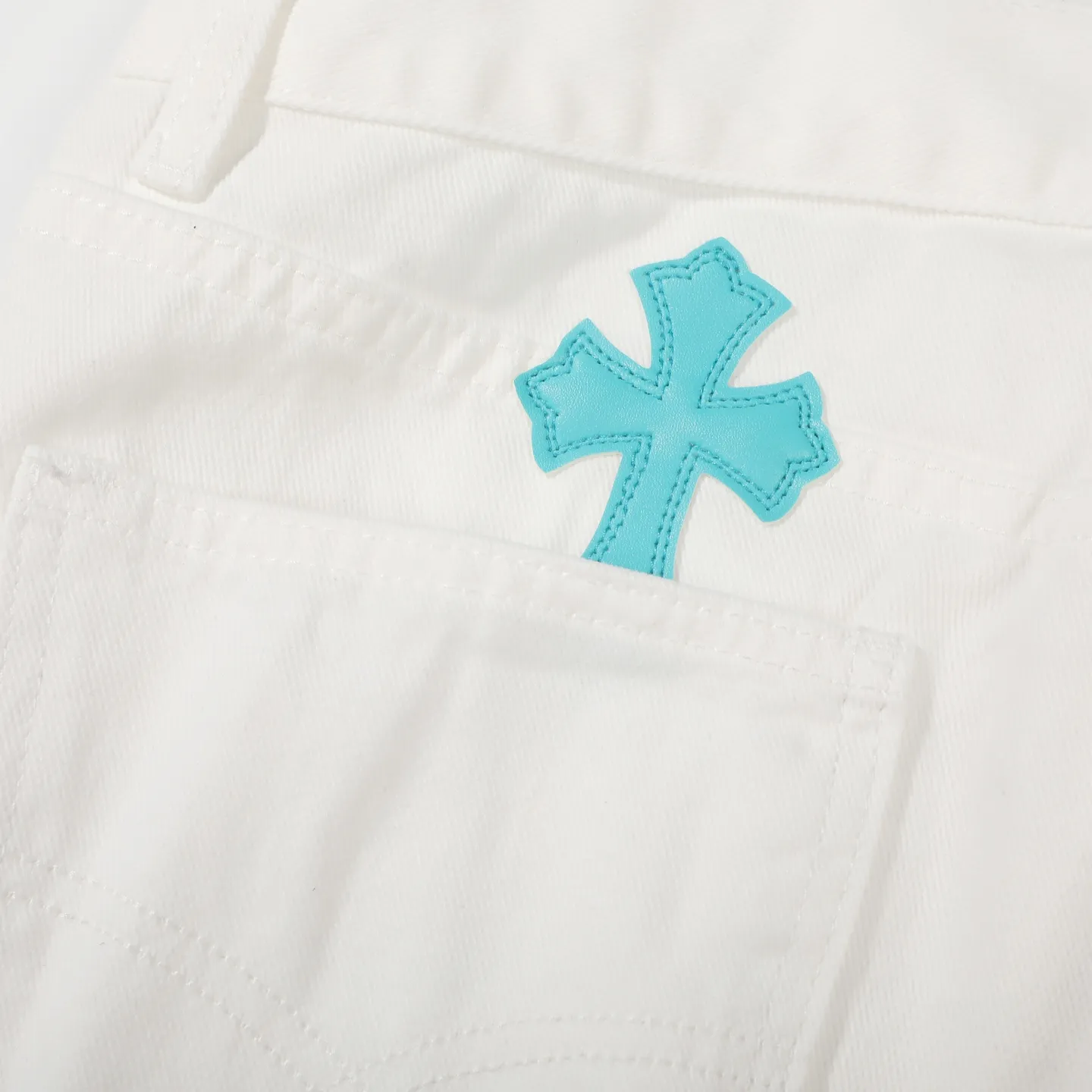 P240 Chrome Hearts Chrome Hearts 2025 New Ice Blue Cross Patch Leather Couple Style Washed Loose Jeans. Styles with different wash textures are very friendly to people with thin legs and thick legs. The straight and loose version is very flattering to the leg shape. The timeless moderate length makes it easy to match casually. It is the basis of various styles and is a must-have in the wardrobe! The fabric is stiff but also makes the upper body soft without losing texture. The washing process is even more perfect. It is a must-have item for everyone! ! ! Size: 28/30/32/34 Waist: 73/78/83/88 Hips: 99/104/109/114 Pants length: 102/104/106/108